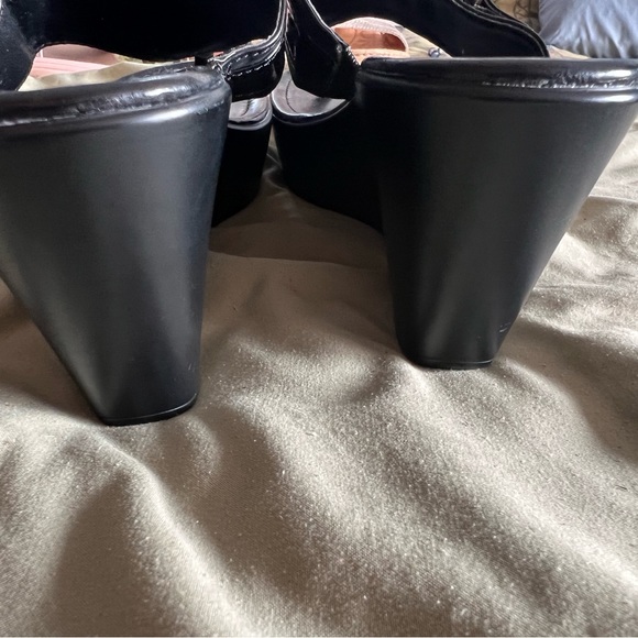 Guess Ladies Sandals - Picture 3 of 10